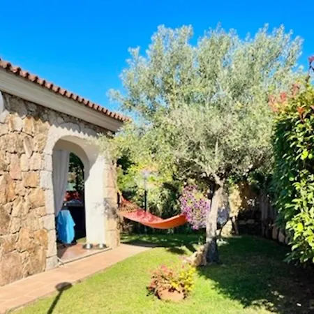 Iss Travel, Molly's Garden - 2-bedroom With Air-condition Villa *