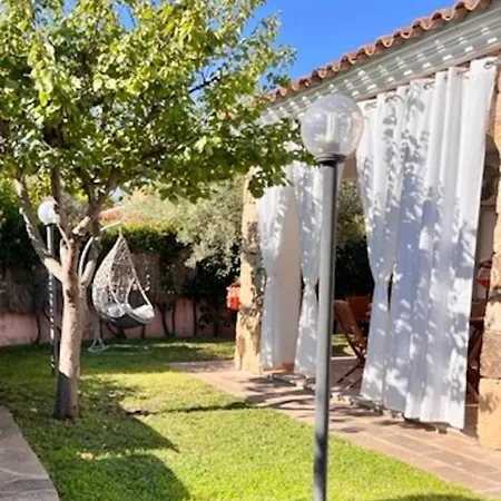 Iss Travel, Molly's Garden - 2-bedroom With Air-condition Villa