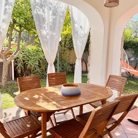 Iss Travel, Molly's Garden - 2-bedroom With Air-condition Вилла